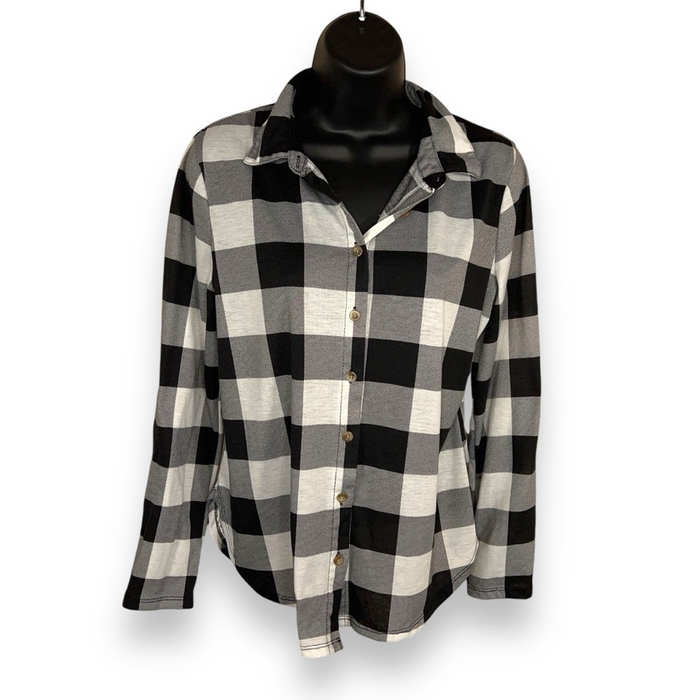 MEDIUM RUE21 BLACK WHITE PLAID BUTTON FRONT LONG SLEEVE SHIRT